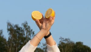 Zitronen in Händen gehalten